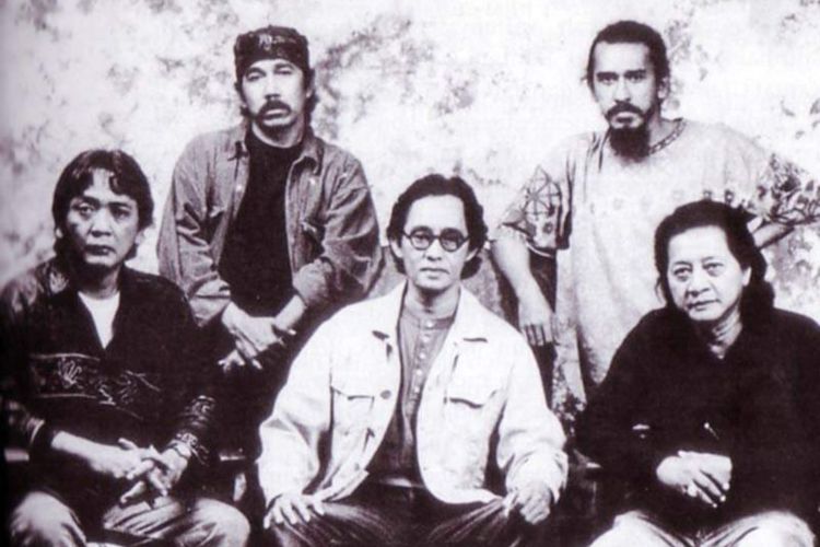 Personel Kantata Takwa, Jockie Suryoprayogo (paling kiri), Sawung Jabo (kedua kiri), Setiawan Djody (tengah), Iwan Fals (kedua kanan), W.S Rendra (paling kanan).