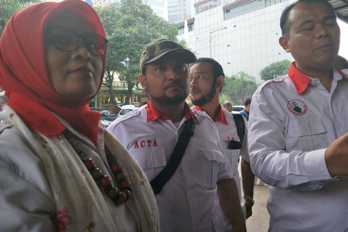 Ketua Media Center Persaudaraan Alumni (PA) 212 Novel Chaidir Hasan Bamukmin atau dikenal Novel Bamukmin (tengah) di Polda Metro Jaya, Kamis (10/10/2019). 