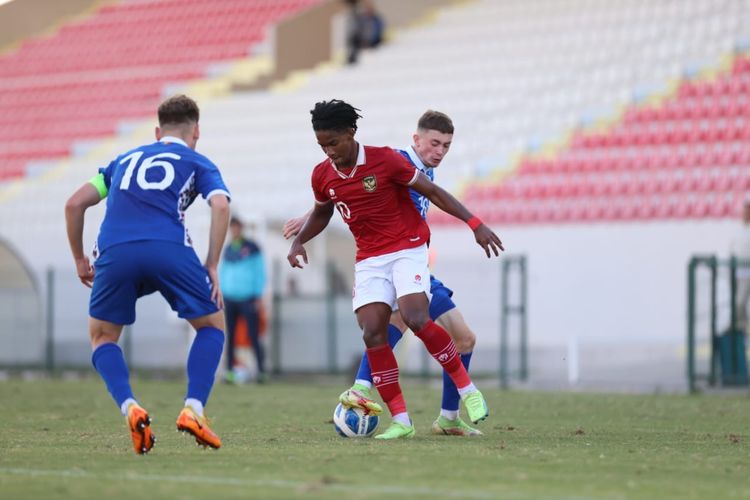 Penampilan Ronaldo Kwateh dalam laga uji coba timnas U20 Indonesia vs Moldova di Stadion Manavgat Attaturk, Turkiye, Selasa (1/11/2022) malam WIB. Garuda Nusantara memenangi laga tersebut dengan skor 3-1. Terkini, timnas U20 Indonesia akan kembali melakoni laga uji coba melawan Moldova pada Jumat (4/11/2022) malam WIB.