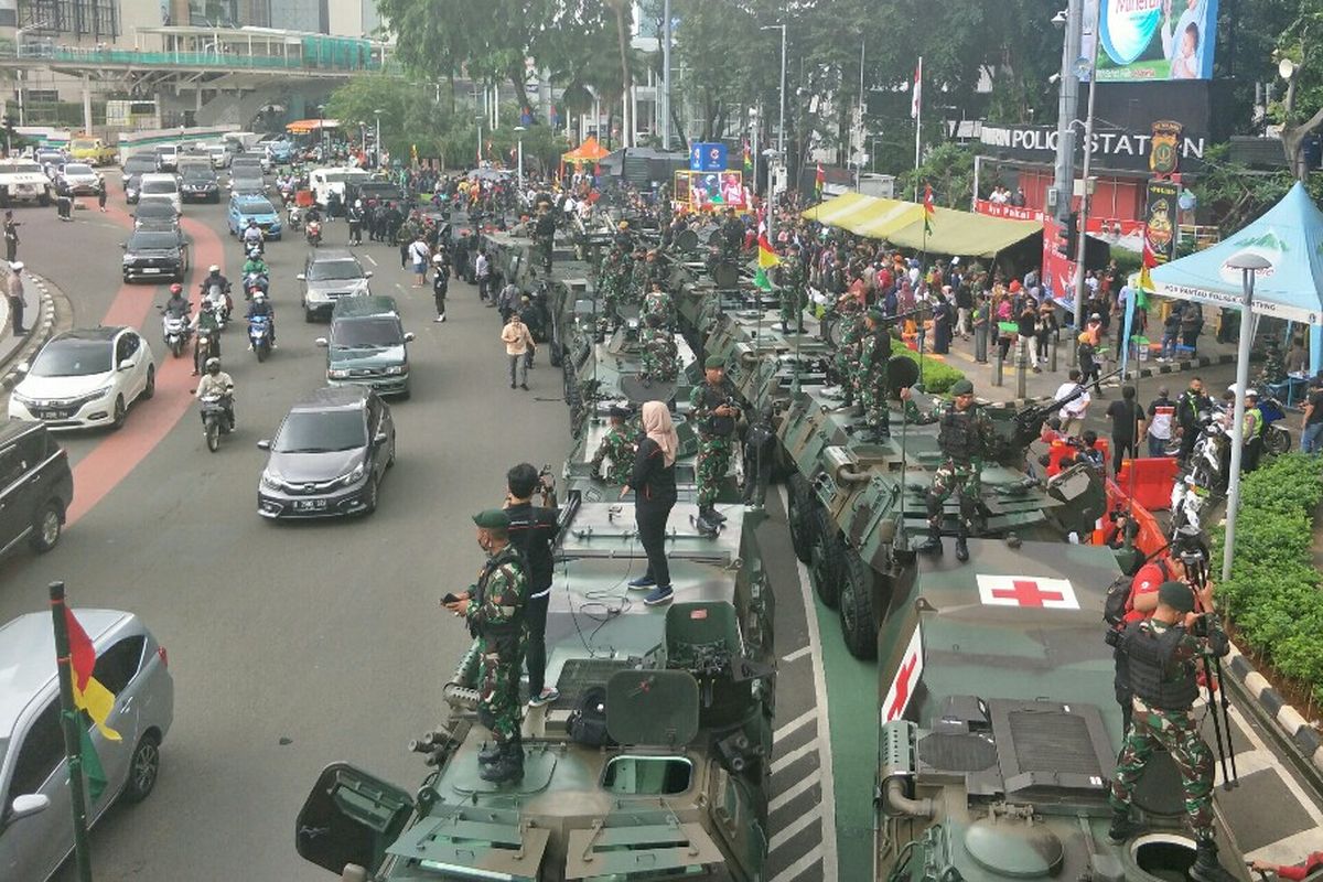 Kendaraan tempur TNI terparkir di kawasan Bundaran Hotel Indonesia, Jakarta Pusat, Rabu (5/10/2022).