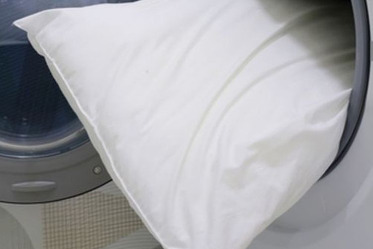 Ilustrasi mencuci bantal. 