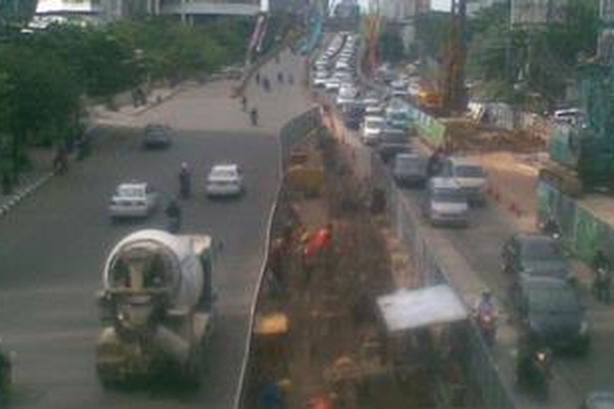 Lalu lintas di jalan layang (fly over) Karet, Kuningan, Jakarta Selatan, Senin (21/3/2011). Lalu lintas dari arah Tanah Abang menuju Jalan Prof Satrio tersendat saat memasuki proyek fly over Kampung Melayu-Casablanca. Jalur ini rencananya akan ditutup sementara dan dialihkan ke ruas jalan lain.