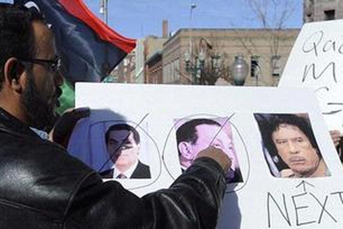 Seorang pengunjuk rasa berlagak seperti nabi dan meramalkan bahwa Kolonel Kadhafi menjadi pemimpin Afrika utara berikutnya yang akan tumbang.