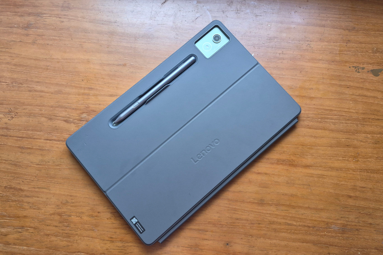 Bagian belakang folio case Keyboard Pack Moto Pad 60 Pro terdapat slot khusus untuk tempat Moto Pen. 