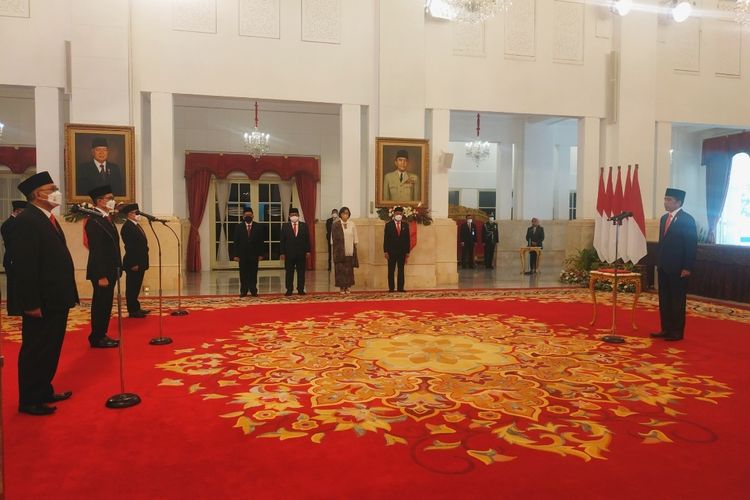 Presiden Joko Widodo saat melantik 14 orang anggota Dewan Pengawas dan Anggota Pelaksana Badan Pengelola Keuangan Haji (BPKH) periode 2022- 2027 di Istana Negara, Senin (17/10/2022).