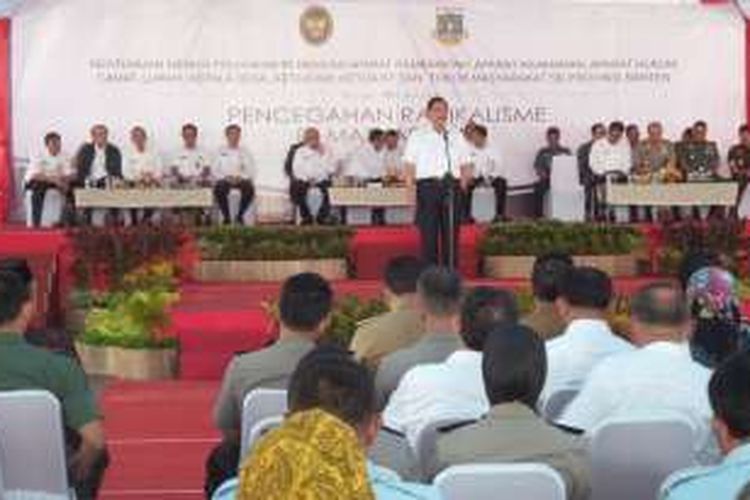 Menkopolhukam Luhut Binsar Panjaitan saat memberikan pengarahan kepada unsur TNI, Polri dan pejabat pemerintahan setempat di pelataran Masjid Albantani, Serang, Banten, Senin (29/2/2016).