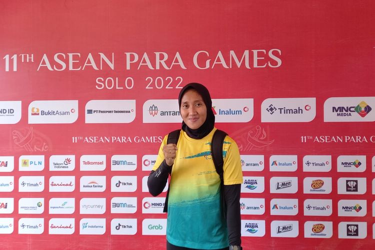 Atlet para-atletik Indonesia Putri Aulia berpose setelah memenangi medali emas nomor lari 200 meter T13 putri di Stadion Manahan, Solo, Selasa (2/7/2022) pagi WIB.