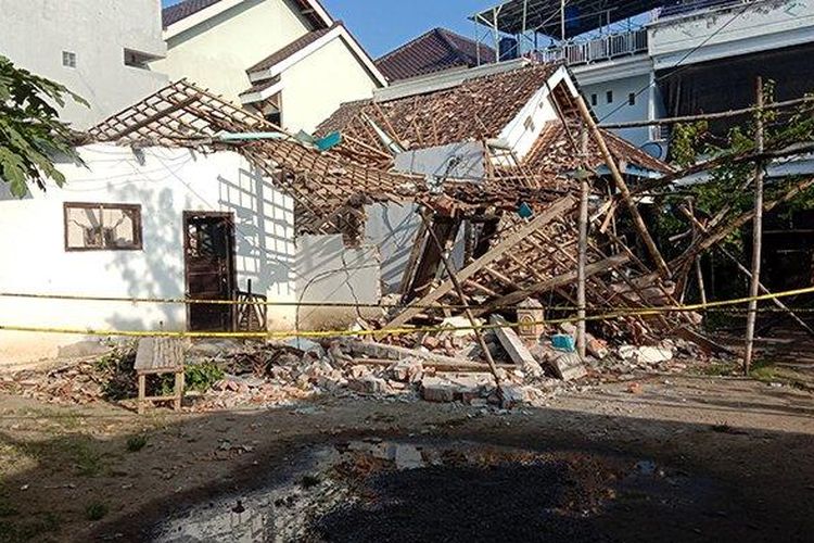 Kondisi sebuah rumah yang hancur akibat ledakan yang terjadi di RT 7/RW 11 Dusun Pulosari Desa Sukosari, Kecamatan Kasembon, Kabupaten Malang, pada Sabtu (11/3/2023) malam. Kejadian ini mengakibatkan satu orang, Hasan berusia19 tahun meninggal (Surya.co.id)
