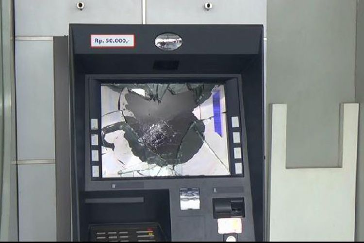 Salah satu mesin ATM yang dirusak di Bukit Merapin Pangkal Pinang.