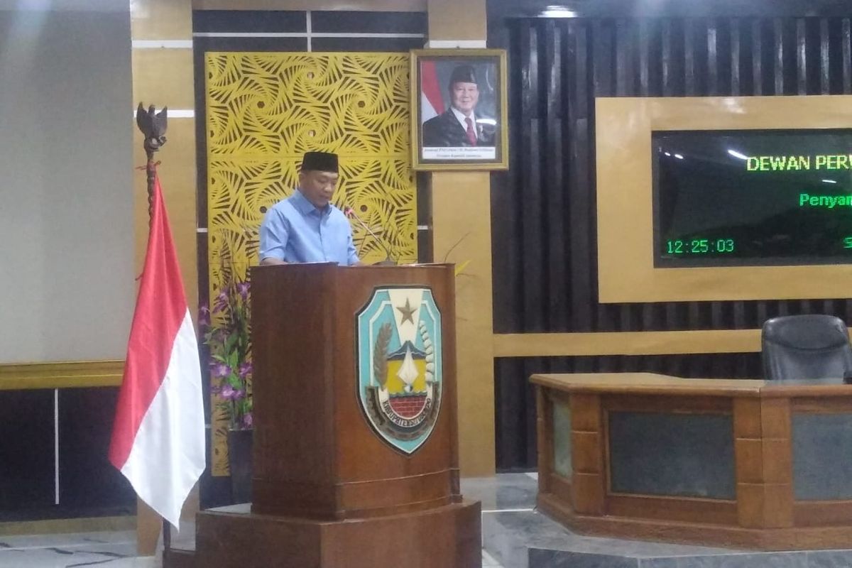 Bupati Situbondo Yusuf Rio Wahyu Prayogo. Pemerintah Kabupaten Situbondo, Jawa Timur akan melakukan penertiban tambang lokal. Khususnya untuk tambang batu dan material pasir untuk kebutuhan pembangunan bandara militer TNI yang rencananya di Banongan, Situbondo.