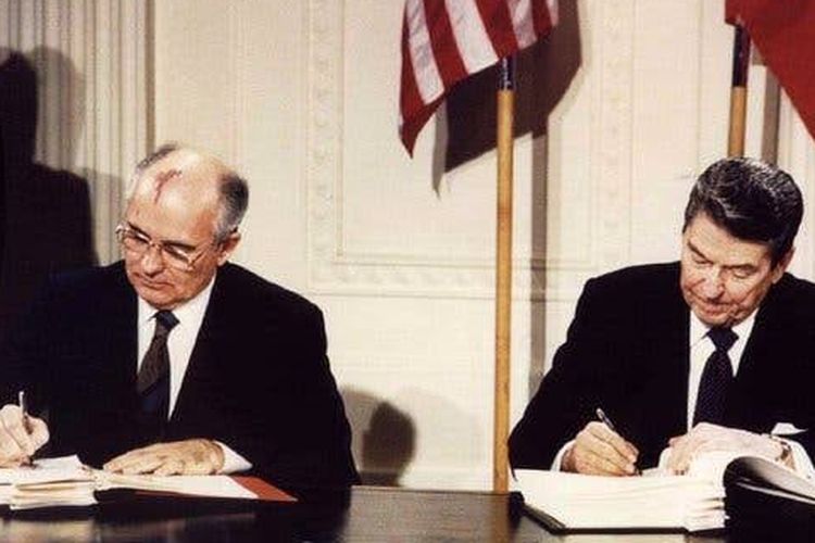 Pertemuan Bush dan Gorbachev, 1989.