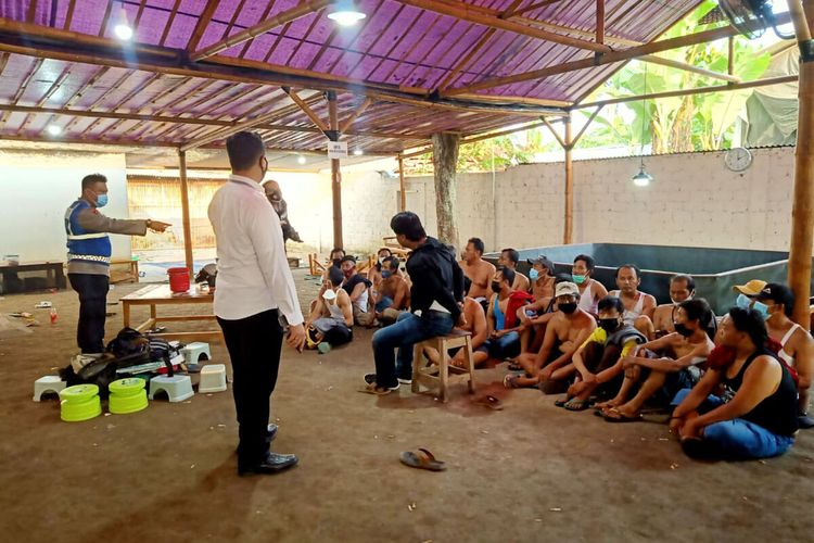 Sebanyak 26 orang terduga pelaku perjudian ditangkap polisi saat patroli PPKM Darurat di Kecamatan Wlingi, Kabupaten Blitar, Sabtu sore (3/7/2021)