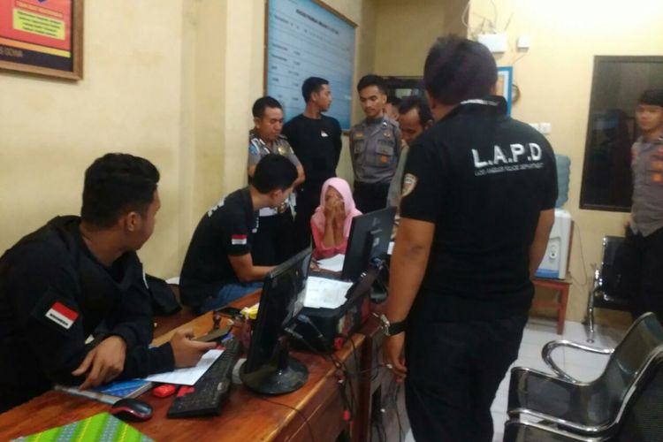 Seorang penumpang taksi online tengah dimintai keterangannya oleh aparat kepolisian di Kabupaten Gowa, Sulawesi Selatan setelah nyaris menjadi korban pemerkosaan oleh sopir taksi online, Sabtu (15/7/2017)