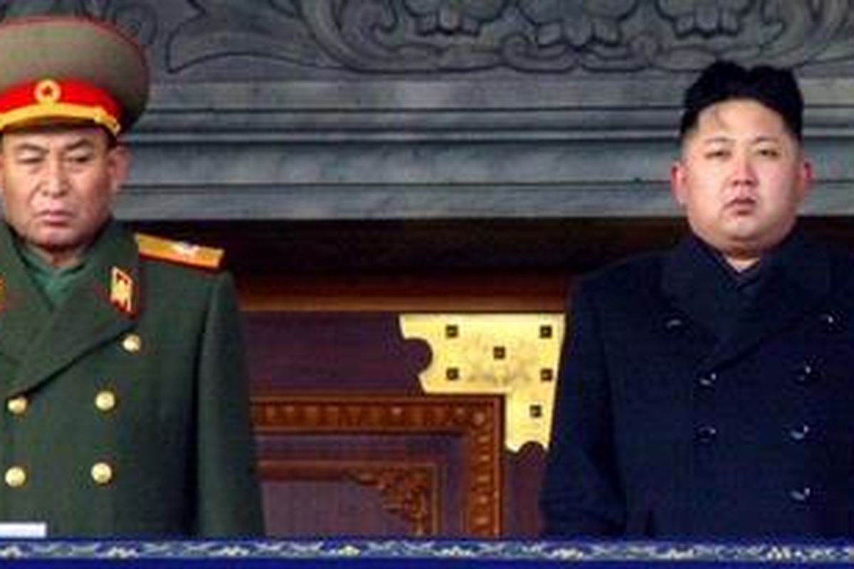 Panglima Angkatan Bersenjata Korea Utara Ri Yong-ho (kiri) dan pemimpin Korut Kim Jong Un menghadiri upacara perkabungan Kim Jong Il di Pyongyang pada 29 Desember 2011.