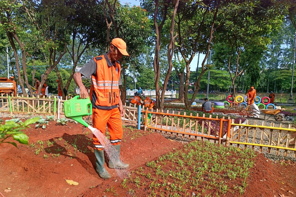 Asmad, PJLP berusia 58 tahun ikut terkena aturan batas usia yang diteken Pj Gubernur DKI Heru Budi Hartono. 