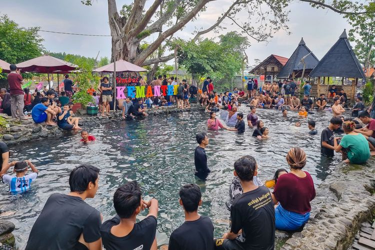 Tradisi Padusan di Umbul Manten, Klaten, Rabu (22/3/2023).