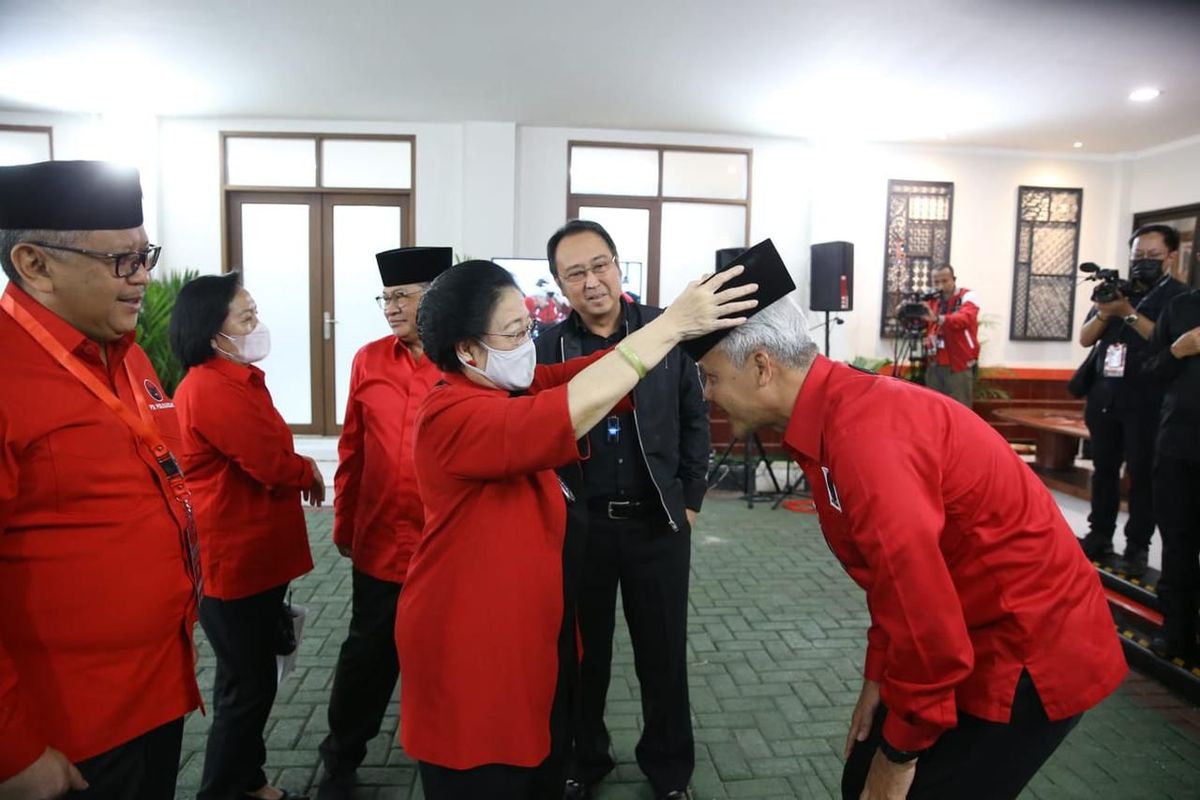 Ketua Umum PDI-P Megawati Soekarnoputri merapihkan kopiah bakal calon presiden (bacapres) PDI-P Ganjar Pranowo sesaat sebelum memulai pembukaan Rapat Kerja Nasional (Rakernas) ketiga PDI-P, di Sekolah Partai, Lenteng Agung, Jakarta Selatan, Selasa (6/6/2023).