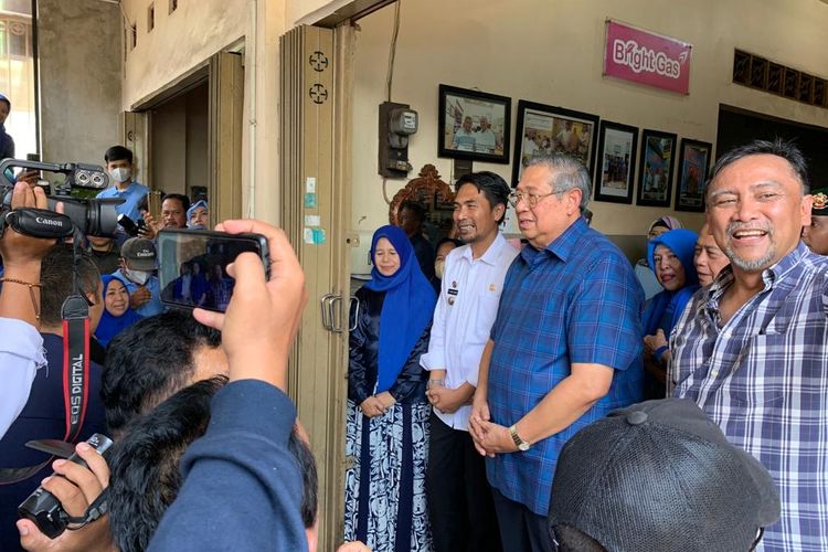 DAMPINGI SBY,-Sekretaris Majelis Tinggi Partai Demokrat, Andi Mallarangeng mendampingi mantan Presiden RI, Susilo Bambang Yudhoyono di warung pecel 99, Kota Madiun, Jawa Timur, Rabu (1/2/2023) siang. 