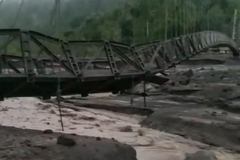 Jembatan Gantung Kali Regoyo Lumajang Rusak Diterjang Banjir, Mobilitas Warga Terhambat
