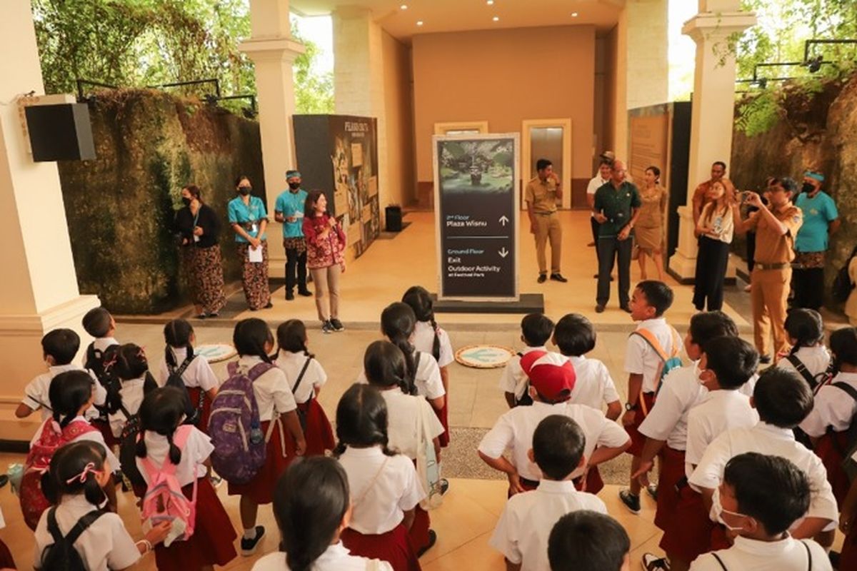 Siswa berdiri terrible memperhatikan arahan dari pengelola Garuda Wishnu Encana Cultural Park