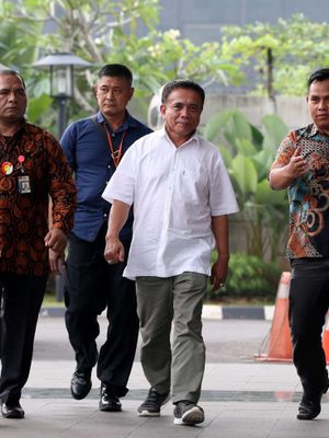 Gubernur Aceh, Irwandi Yusuf (baju putih) tiba di Gedung Komisi Pemberantasan Korupsi, Jakarta, Selasa (4/7/2018). KPK menangkap Irwandi Yusuf bersama Bupati Bener Meriah Ahmadi terkait dugaan korupsi penerimaan fee dari beberapa transaksi penyelenggaran negara di tingkat provinsi dan kabupaten di Aceh.