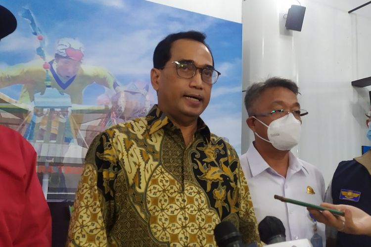 Menteri Perhubungan Budi Karya Sumadi saat berkunjung ke Bandara Trunojoyo Sumenep, Selasa (19/4/2022). 