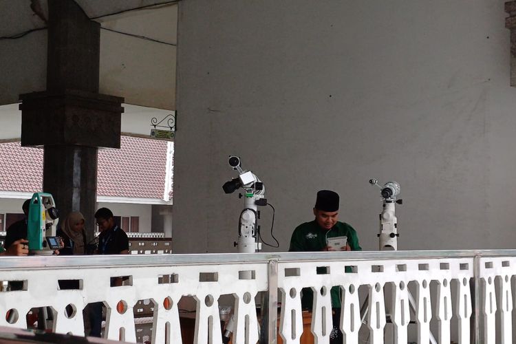 Sejumlah perukyat memasang alat pemantauan hilal di Masjid Raya KH Hasyim Ashari, Kalideres, Jakarta Barat, Minggu (10/3/2024)