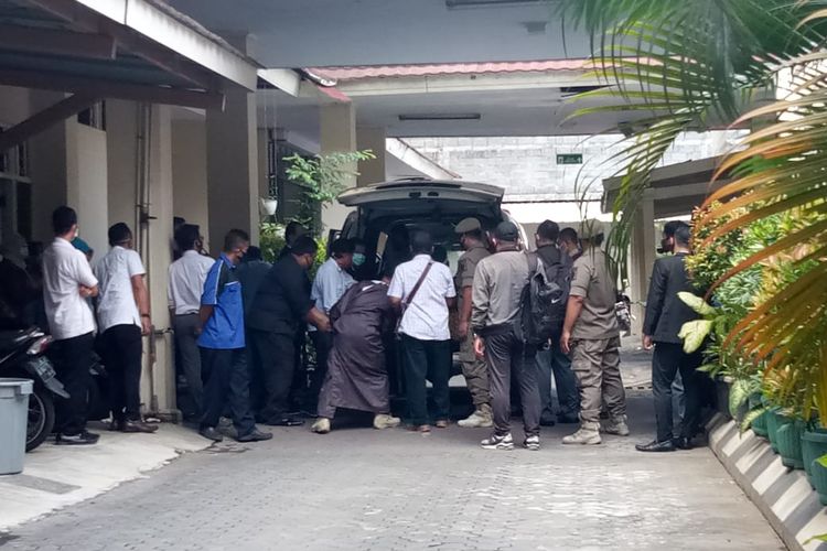 Proses evakuasi ketua dprd diy setelah jatuh dari lift