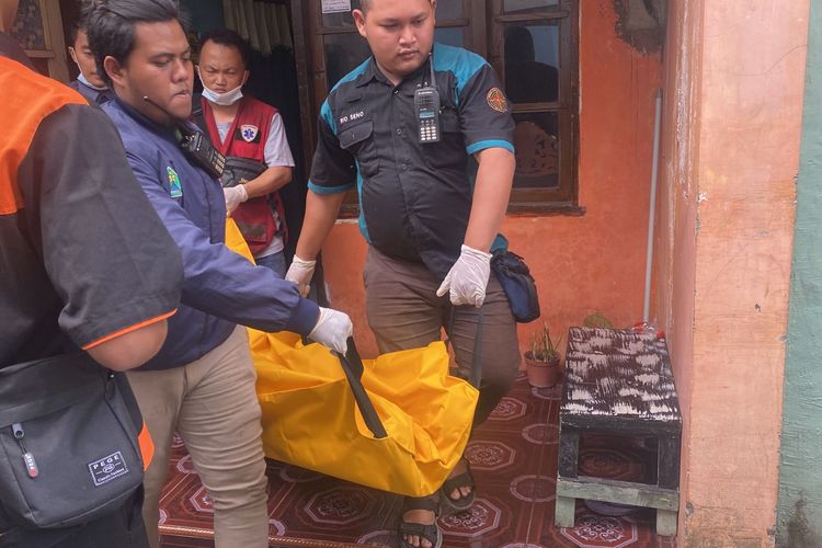 Jenazah Soewito saat dievakuasi ke Rumah Sakit Saiful Anwar. Ia ditemukan meninggal dengan cara gantung diri.