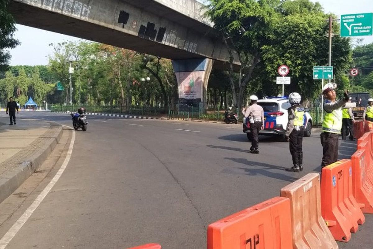 Polisi berjaga di lintasan Jalan Medan Merdeka Timur yang ditutup bagi pengendara usai ledakan terjadi di kawasan Monas pada Selasa (3/12/2019). 