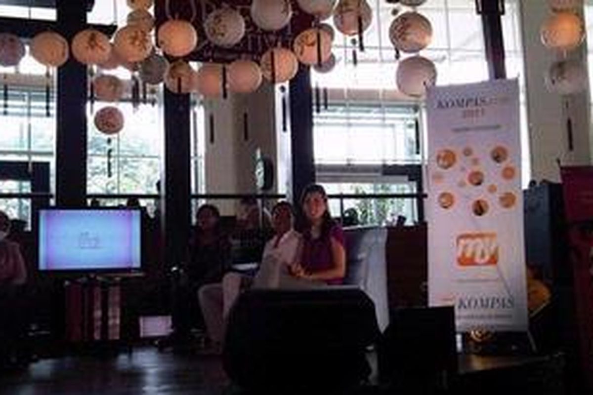 Kompas Female menggelar talkshow keluarga bertema Mengungkapkan Cinta pada Pasangan dan Anak di Supermal Karawaci Tangerang, Minggu (13/2/2011). Menghadirkan Arzeti Bilbina dan psikiater dr Eka Viora, SpKJ dari klinik Angsamerah.