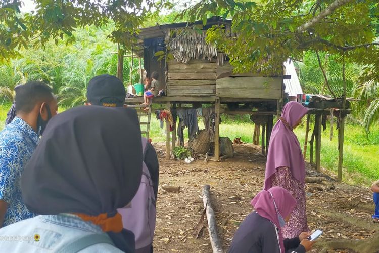 Kunjungan DPPAPPKB dan Psikolog serta petugas puskesmas didampingi Bhabinkamtibmas ke rumah keluarga eks TKI Malaysia di Balansiku Sebatik (Faridah)