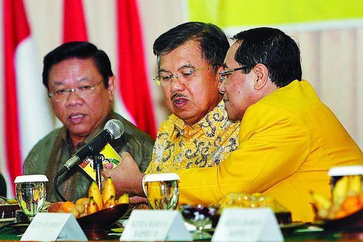 Ketua Umum Partai Golkar yang juga Wakil Presiden Jusuf Kalla (tengah), didampingi Wakil Ketua Umum Agung Laksono (kiri) dan Ketua Harian II Bappilu Pusat Partai Golkar Firman Subagyo (kanan), berbincang sesaat sebelum dimulainya pembukaan Diklat Juru Kampanye Nasional Partai Golkar 2009 di Jakarta, Minggu (23/11) malam. Diklat jurkam pemilu mengambil tema 