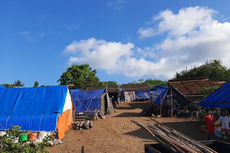 Sejumlah tenda pengungsi tampak mulai diganti dengan atap rumbia di lokasi pengungsian di Desa Liang, Kecamatan Salahutu Kabupaten Maluku Tengah, Rabu (13/11/2019)