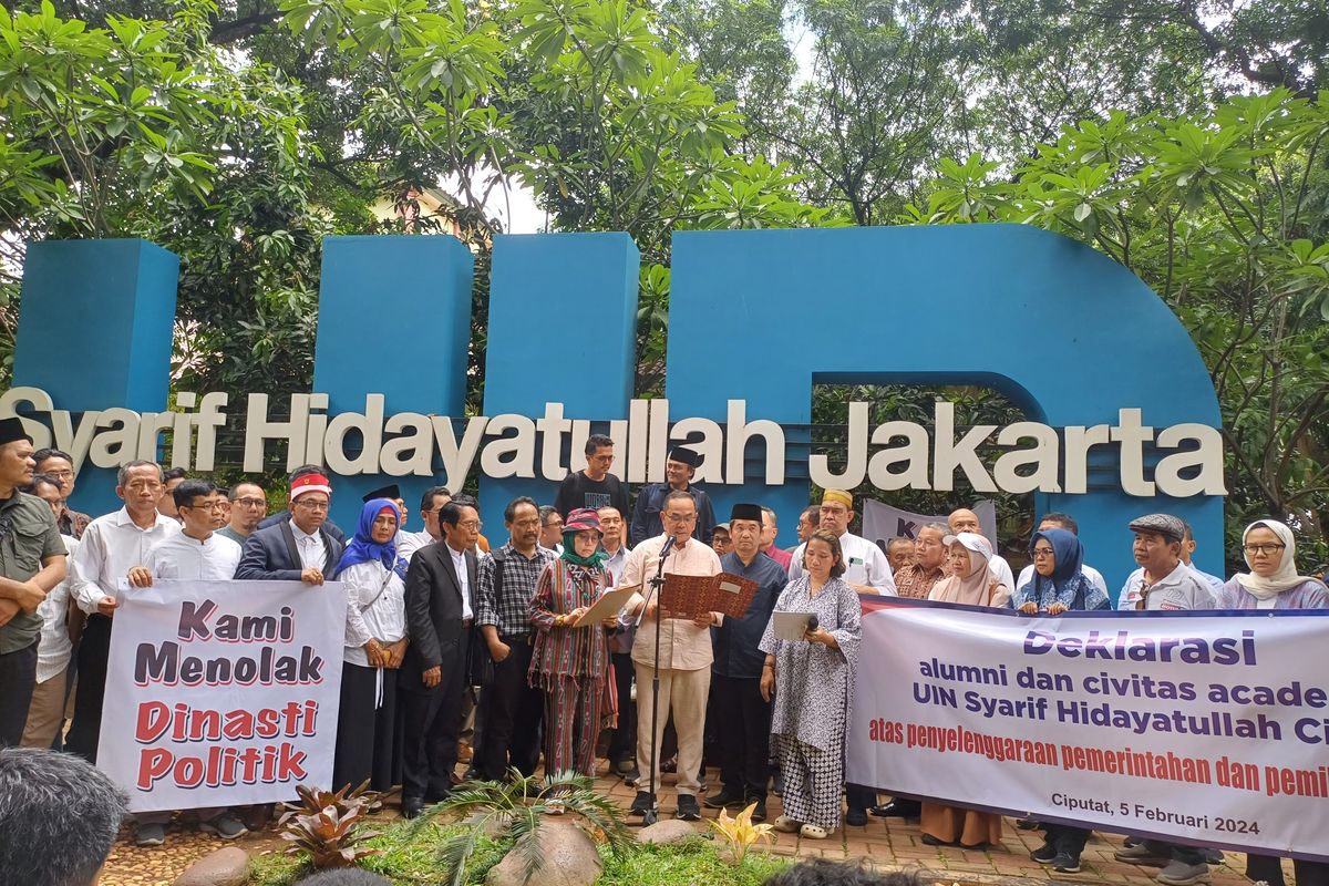 Sivitas akademika UIN Syarif Hidayatullah membacakan Seruan Ciputat berisi kritikan terhadap sikap Presiden Joko Widodo dan pelaksanaan Pemilu 2024, Senin (5/1/2024) di UIN Syarif Hidayatullah, Ciputat, Tangerang Selatan.