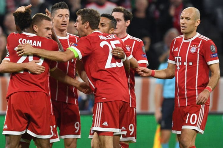 Bek Bayern Muenchen, Joshua Kimmich (kedua dari kiri), merayakan gol yang ia cetak ke gawang Celtic FC dalam laga Grup B Liga Champions 2017-2018 di Stadion Allianz Arena, MUenchen, Jerman, pada Rabu (18/10/2017).