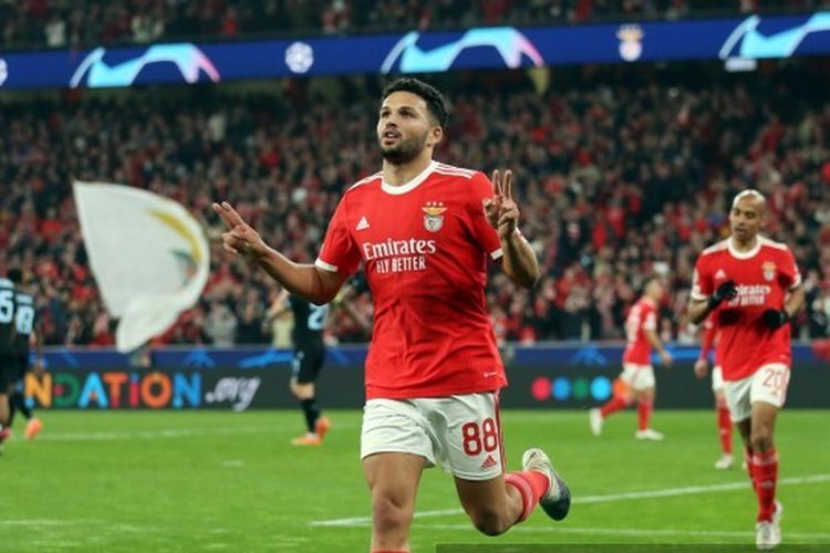 Penyerang Benfica asal Portugal, Goncalo Ramos, mencetak gol ke gawang Club Brugge pada leg kedua babak 16 besar Liga Champions 2022-2023, Benfica vs Club Brugge, di Stadion Da Luz, Rabu (8/3/2023) dini hari WIB. Terkini, Benfica akan melawan Inter Milan pada leg kedua perempat final Liga Champions 2022-2023, Kamis (20/4/2023) dini hari WIB.