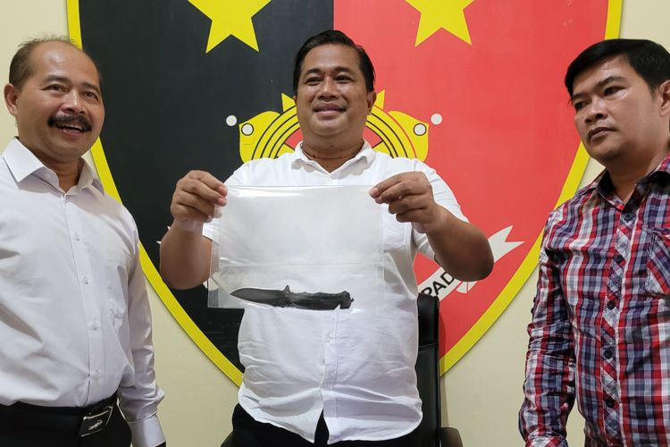 Polisi menunjukkan barang bukti pisau lipat yang digunakan untuk menusuk di Satreskrim Polresta Banyumas, Jawa Tengah, Senin (22/4/2024).