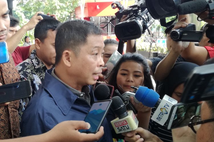 Menteri Energi dan Sumber Daya Mineral (ESDM) Ignasius Jonan (jaket biru) seusai diperiksa di Gedung Merah Putih KPK Jakarta, Jumat (31/5/2019)