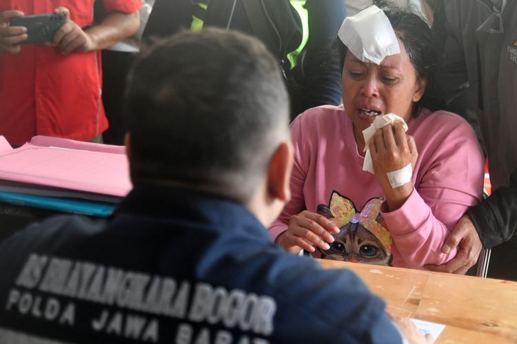 Korban luka-luka Sugiarti (kanan) menangis saat memberikan data suaminya yang meninggal dunia dalam kecelakaan di Gerbang Tol Ciawi 2 Bogor di Pos Ante Mortem DVI Polda Jabar, RSUD Ciawi, Bogor, Jawa Barat, Rabu (5/2/2025). Kecelakaan beruntun di Gerbang Tol Ciawi 2 KM 41+400 ruas tol Jagorawi arah Jakarta pada Selasa (4/2/2025) malam tersebut menewaskan delapan orang dan 11 orang luka-luka serta seluruh korban dievakuasi ke RSUD Ciawi, Bogor. ANTARA FOTO/Arif Firmansyah/nym.