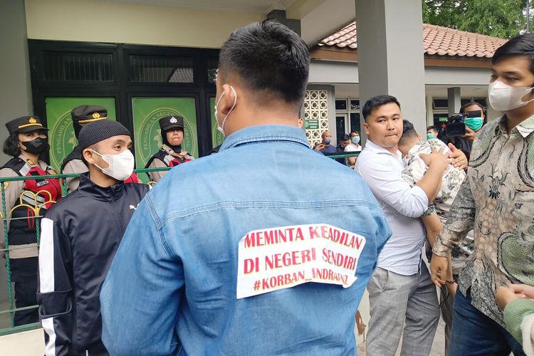 Para korban kasus investasi bodong binary option Binomo yang menjerat terdakwa Indra Kesuma alias Indra Kenz menangis histeris karena hakim majelis sidang memutuskan aset harta kekayaan yang disita dari terdakwa akan dikembalikan ke negara. Persidangan putusan itu digelar di Pengadilan Negeri Tangerang, Senin (14/11/2022).