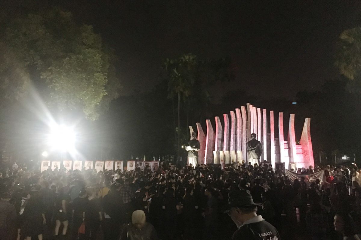 Malam Solidaritas Matinya Keadilan untuk menuntut keadilan mengenai kasus penodaan agama yang menimpa Gubernur DKI Jakarta non-aktif Basuki Tjahaja Purnama (Ahok), di Tugu Proklamasi Jakarta Pusat, Rabu (10/5/2017. 