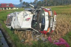 Diduga Hilang Kendali, Bus Terguling Masuk Sawah di Agam, 1 Penumpang Tewas