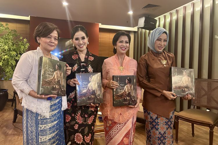 Mengenal Kebaya Indonesia lewat Buku 