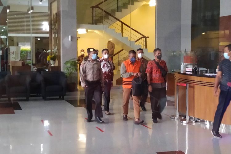 Eks Wali Kota Yogyakarta Haryati Suyudi menggunakan rompi tahanan KPK di Gedung Merah Putih KPK, Jakarta, pada Jumat (3/6/2022). 