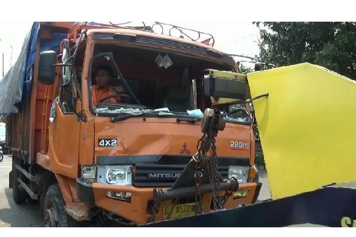 Kondisi truk yang menabrak tiga sepeda motor di stasiun Cakung, Rabu (28/3/2018)