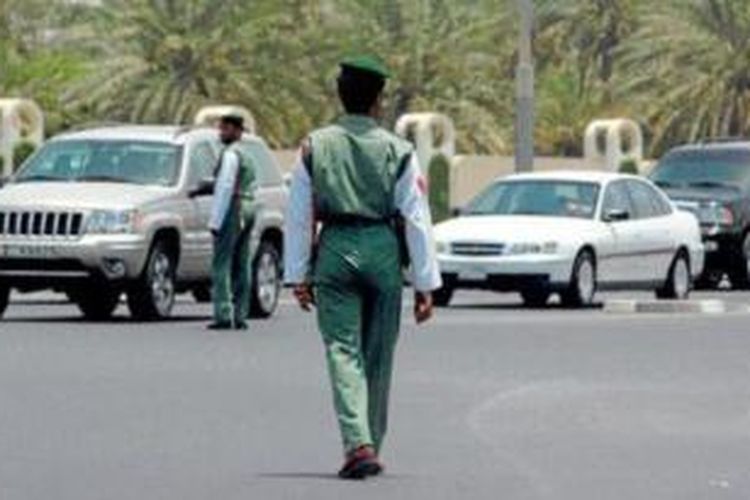 Polisi Dubai sedang melakukan penertiban lalu lintas.