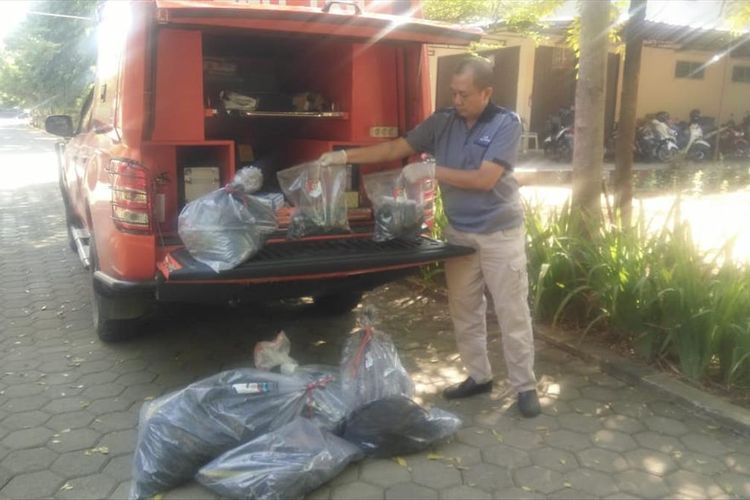 Polisi mengamankan barang bukti dari lokasi penemuan potongan tubuh di Mapolres Banyumas, Jawa Tengah, Sabtu (13/7/2019).