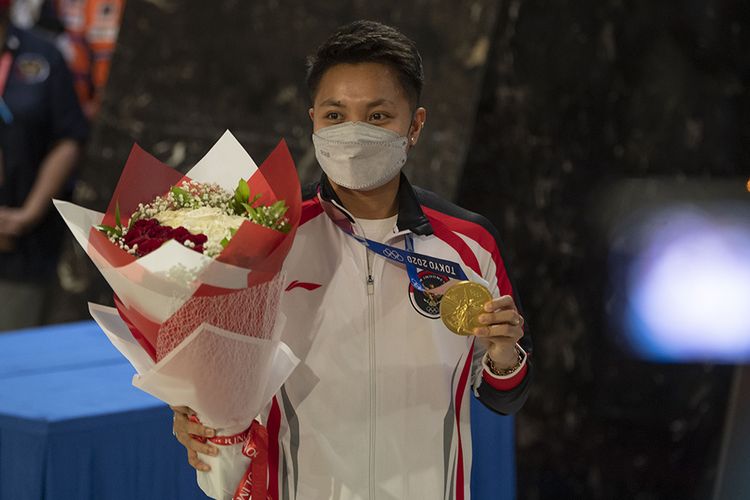 Pebulu tangkis ganda putri peraih medali emas Olimpiade Tokyo 2020, Apriyani Rahayu berpose setiba di Bandara Soekarno Hatta, Tangerang, Banten, Rabu (4/8/2021). Selain Greysia dan Apriyani, pebulu tangkis Anthony Ginting, Praveen Jordan, lifter Rahmat Erwin Abdullah, Nurul Akmal, petembak Vidya Rafika, sprinter Lalu Muhammad Zohri, dan Alvin Tehupeiory juga termasuk dalam kloter terakhir kepulangan kontingen Indonesia dari Olimpiade Tokyo.