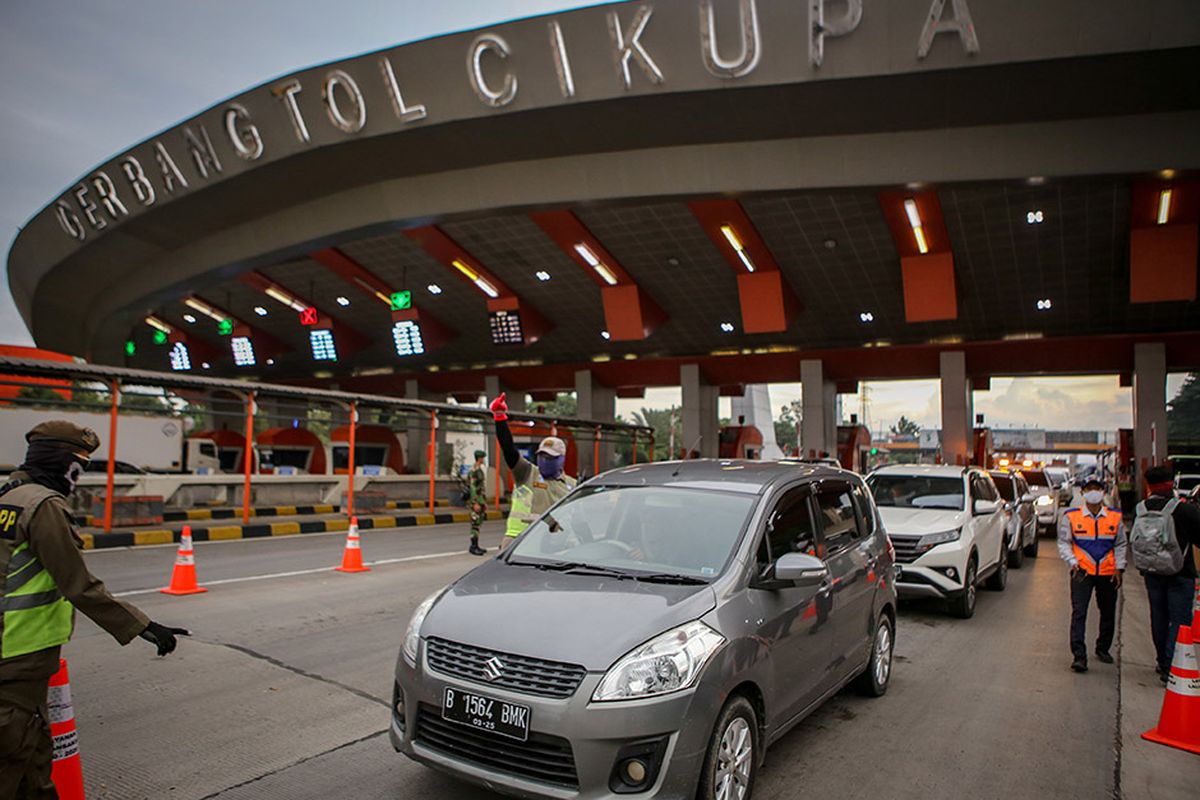 Petugas memeriksa kendaraan di gerbang tol Cikupa, Kabupaten Tangerang, Banten, Rabu (27/5/2020). Petugas memutarbalikkan kendaraan menuju Jakarta yang tidak dilengkapi surat izin keluar masuk (SIKM) Jakarta dalam upaya pencegahan penularan Covid-19 sesuai Pergub DKI Jakarta Nomor 47 Tahun 2020.